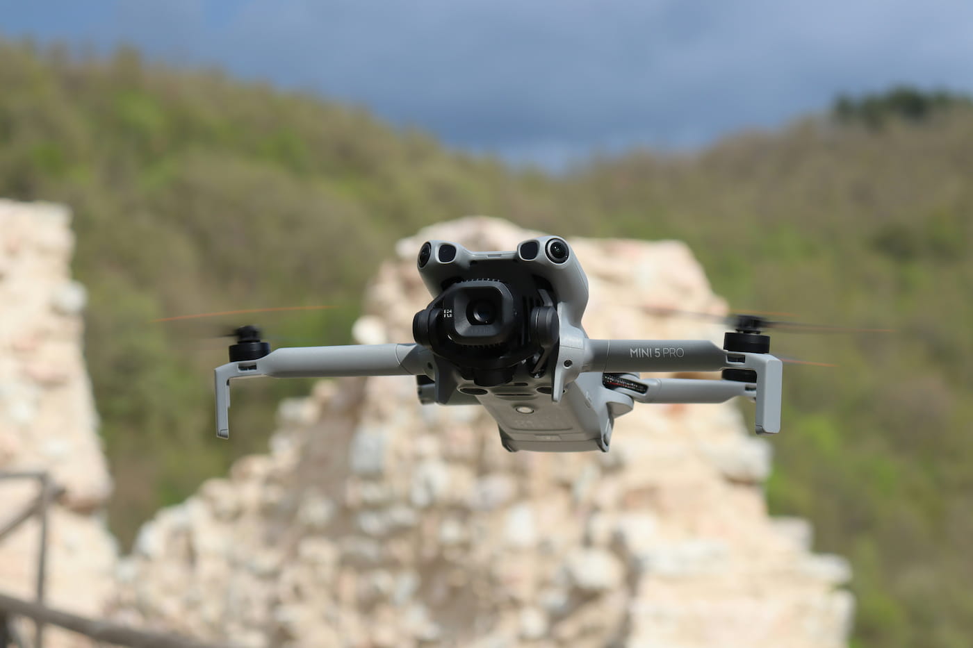 Drone DJI Mini 5 Pro en vol de face